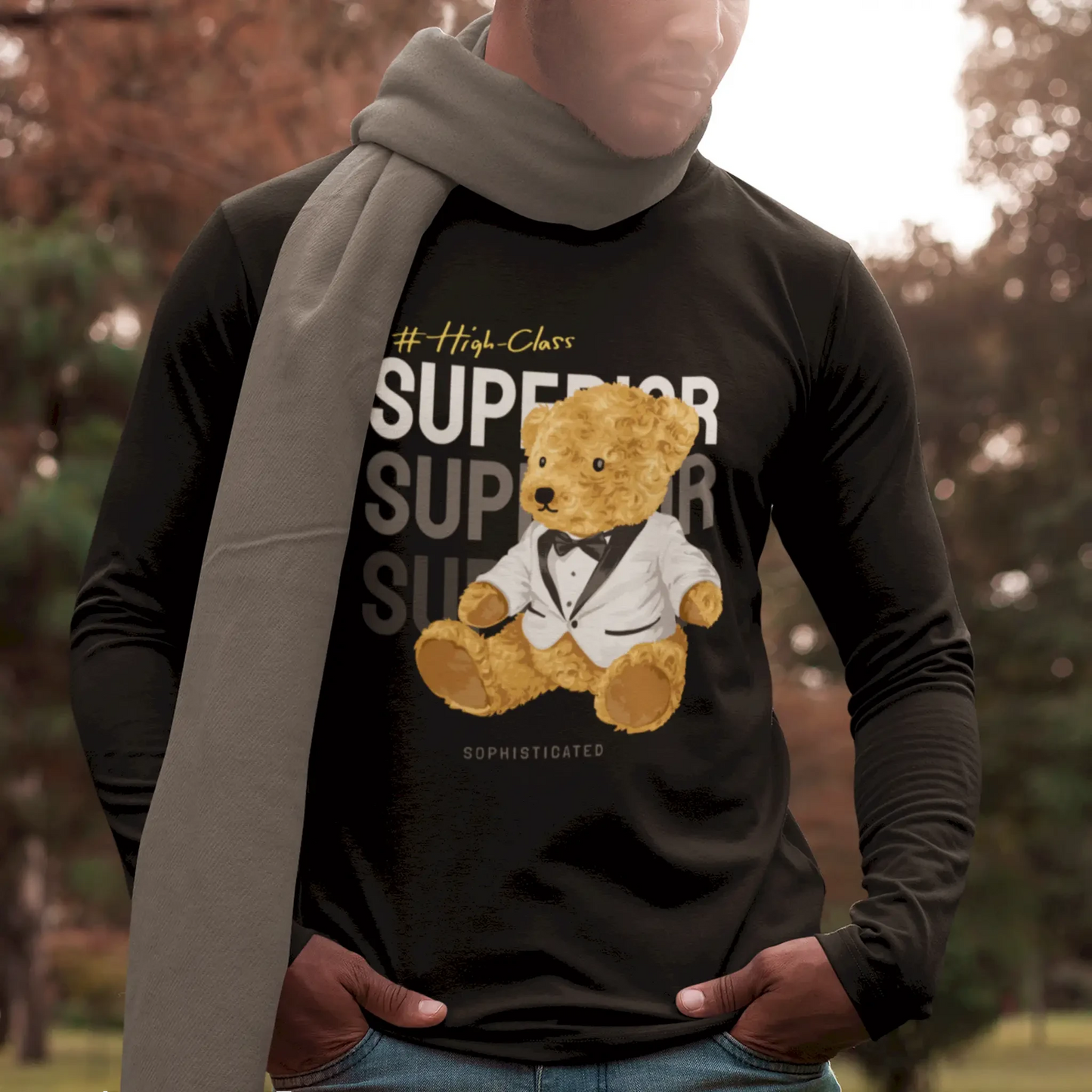 Black long-sleeve tee with luxurious teddy bear print exuding confidence – Μαύρη μακρυμάνικη μπλούζα με πολυτελή στάμπα αρκουδάκι που αποπνέει αυτοπεποίθηση