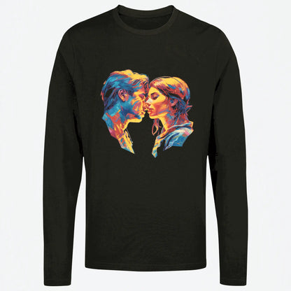 Black long sleeve capturing intimate love in vibrant abstract style – Μαύρο μακρυμάνικο που αποτυπώνει τρυφερή αγάπη σε αφηρημένο στυλ.