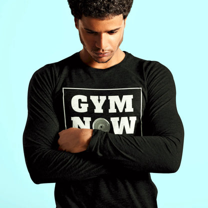 Black long sleeve featuring powerful NOW emblem with gym plate – Μαύρη μακρυμάνικη με δυνατό έμβλημα NOW και δίσκο βάρους