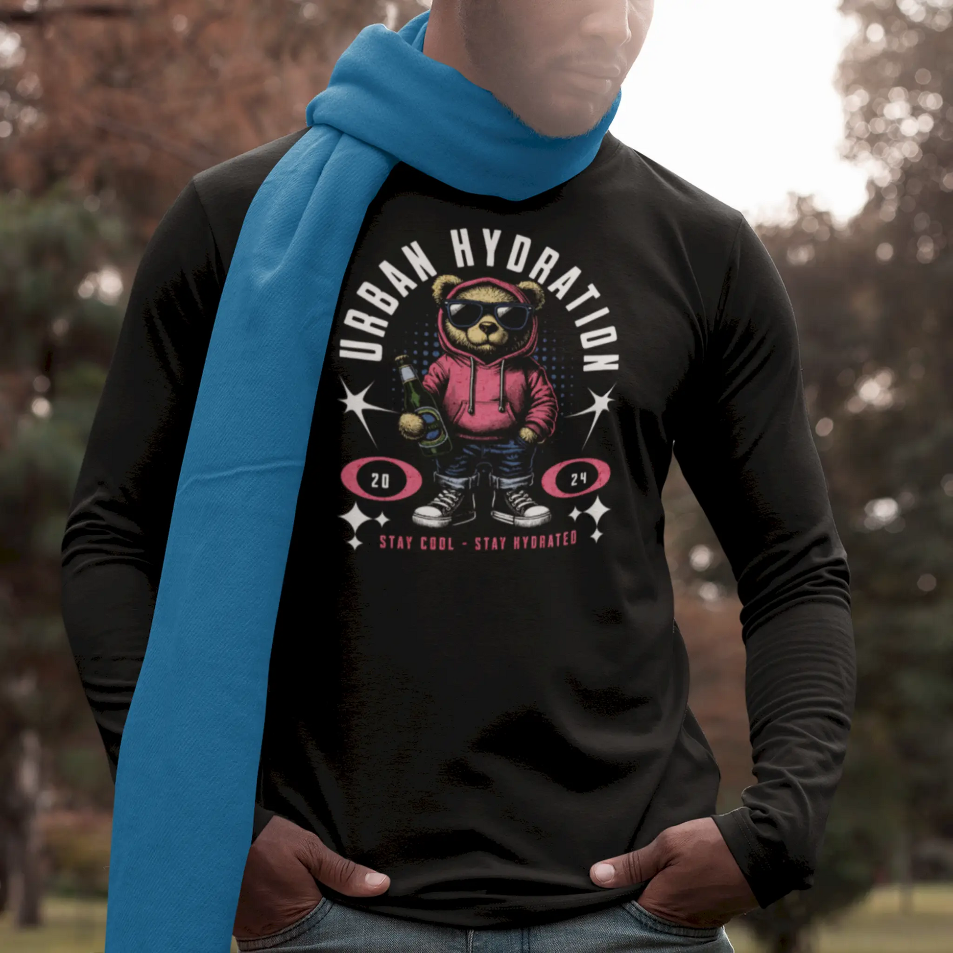 Black long sleeve t-shirt decorated with the modern Urban Hydration Bear print. — Μαύρο μακρυμάνικο t-shirt διακοσμημένο με το μοντέρνο τύπωμα Urban Hydration Bear