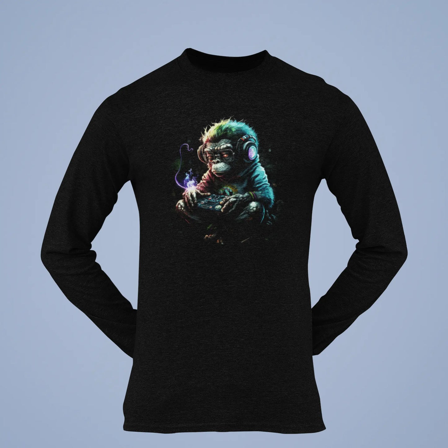 Black long sleeve t-shirt decorated with the modern halftone gamer chimp illustration. — Μαύρο μακρυμάνικο t-shirt διακοσμημένο με τη μοντέρνα εικονογράφηση του gamer chimp halftone