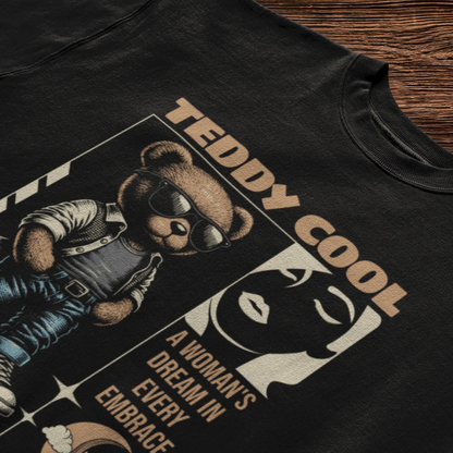 Black minimalist t-shirt displaying the artistic cool teddy bear illustration on the chest. — Μαύρο μινιμαλιστικό t-shirt που εμφανίζει την καλλιτεχνική εικονογράφηση του cool αρκούδου στο στήθος