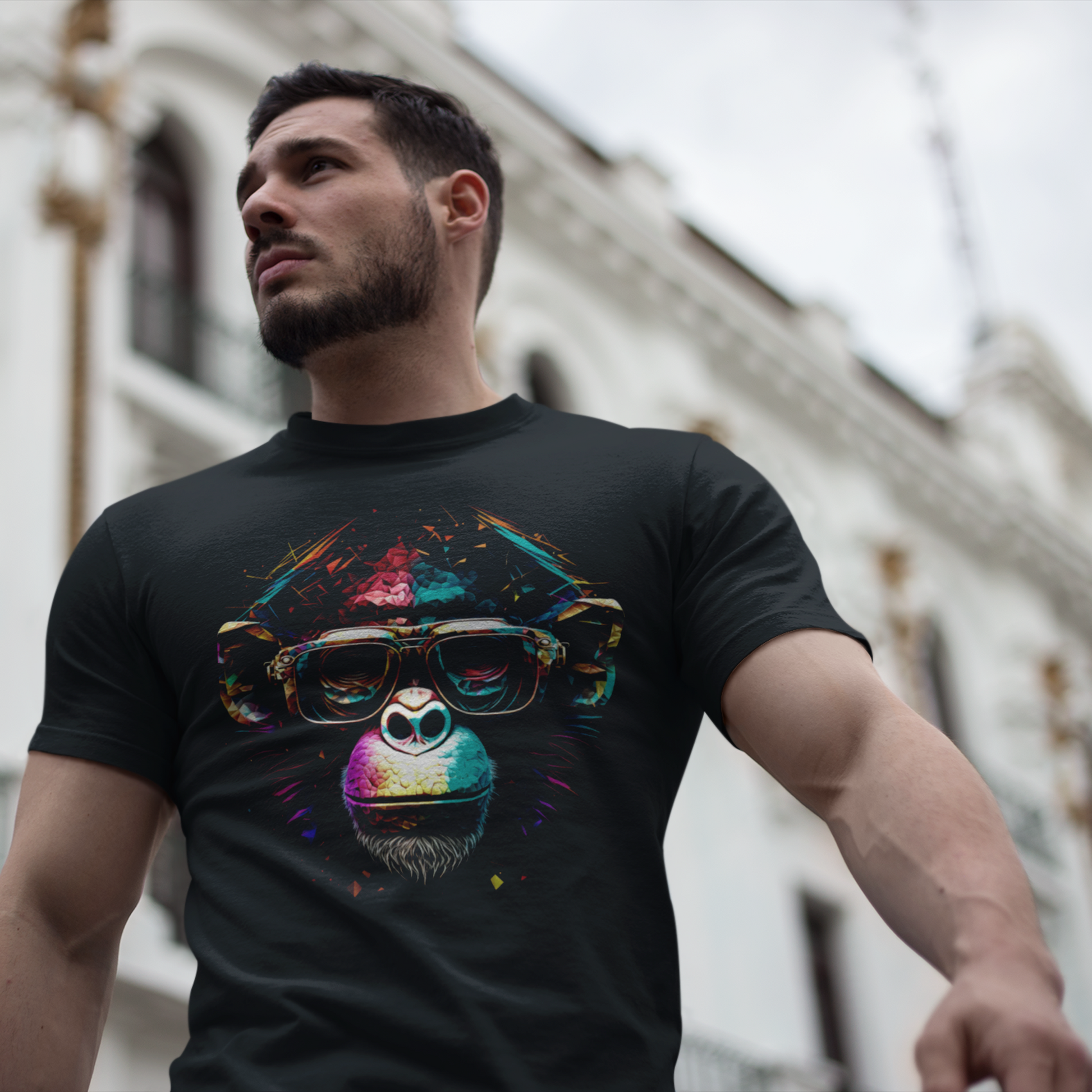 Black minimalist t-shirt featuring an artistic halftone gorilla graphic. — Μαύρο μινιμαλιστικό t-shirt που φέρει ένα καλλιτεχνικό γραφικό γορίλα σε στυλ halftone
