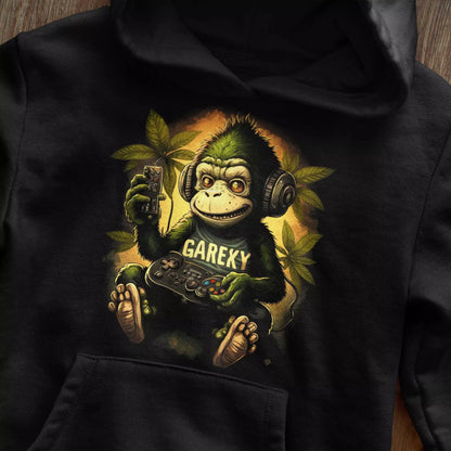 Black pullover hoodie featuring a detailed graphic of a gaming ape with a controller. — Μαύρο φούτερ με κουκούλα που φέρει ένα λεπτομερές γραφικό ενός πιθήκου gamer με χειριστήριο
