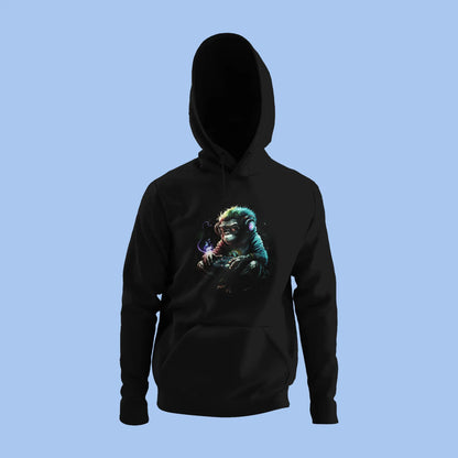 Black pullover hoodie featuring a detailed graphic of a monkey holding a controller. — Μαύρο φούτερ με κουκούλα που φέρει ένα λεπτομερές γραφικό μιας μαϊμούς που κρατάει τηλεχειριστήριο