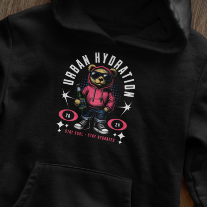 Black pullover hoodie featuring a detailed graphic of a teddy bear with a water bottle. — Μαύρο φούτερ με κουκούλα που φέρει ένα λεπτομερές γραφικό με ένα αρκουδάκι με παγούρι νερού