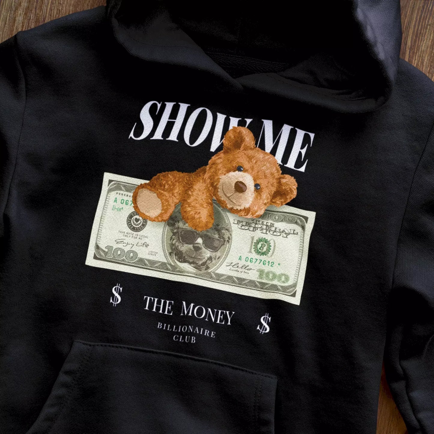 Black pullover hoodie featuring confident bear flexing street attitude – Μαύρο hoodie με αρκουδάκι και street ύφος που ξεχωρίζει