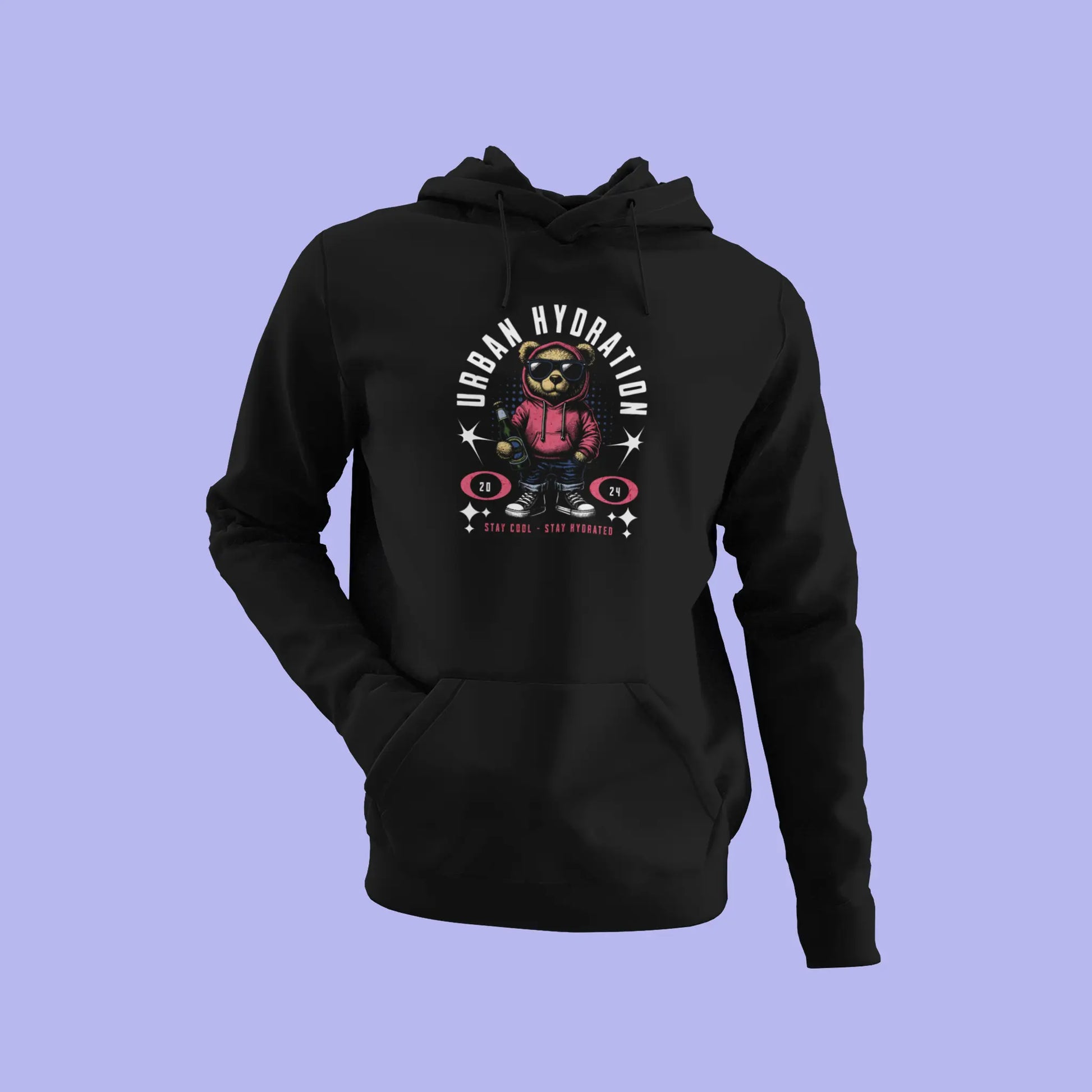 Black pullover sweatshirt with a hood showcasing the witty teddy bear portrait. — Μαύρο φούτερ με κουκούλα που αναδεικνύει ένα έξυπνο πορτρέτο με το αρκουδάκι