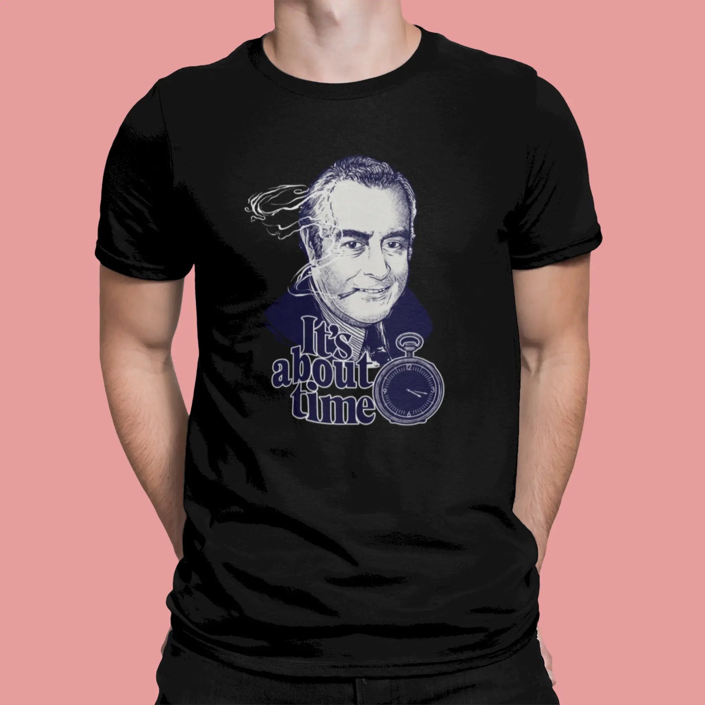 Black short sleeve top with a prominent vintage portrait and pocket watch illustration. — Μαύρο κοντομάνικο μπλουζάκι με ένα εμφανές vintage πορτρέτο και εικονογράφηση ρολογιού τσέπης
