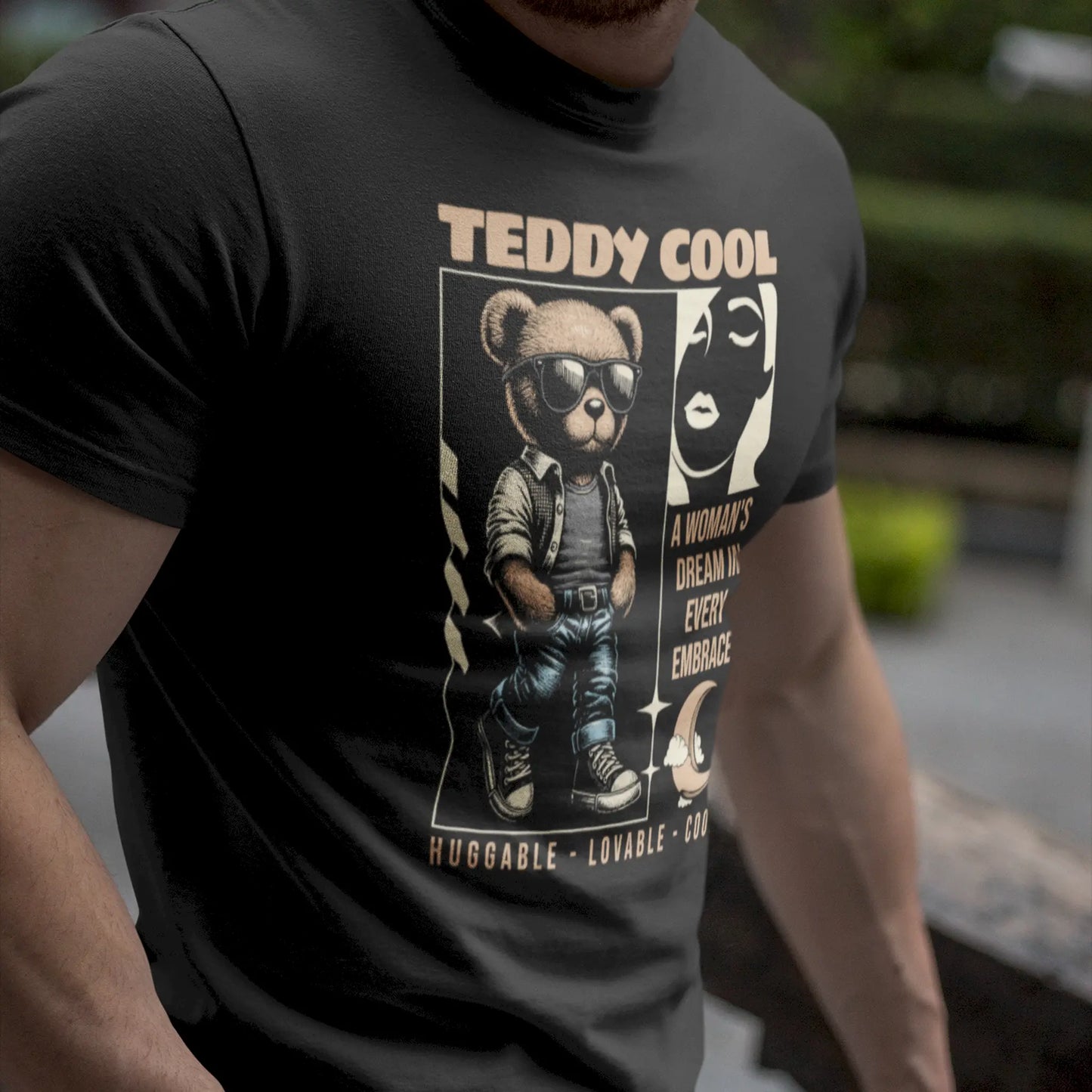 Black streetwear t-shirt featuring a cool, stylish urban teddy bear graphic with hypebeast attitude. — Μαύρο streetwear t-shirt που παρουσιάζει ένα cool, στυλάτο urban γραφικό αρκουδάκι με hypebeast attitude