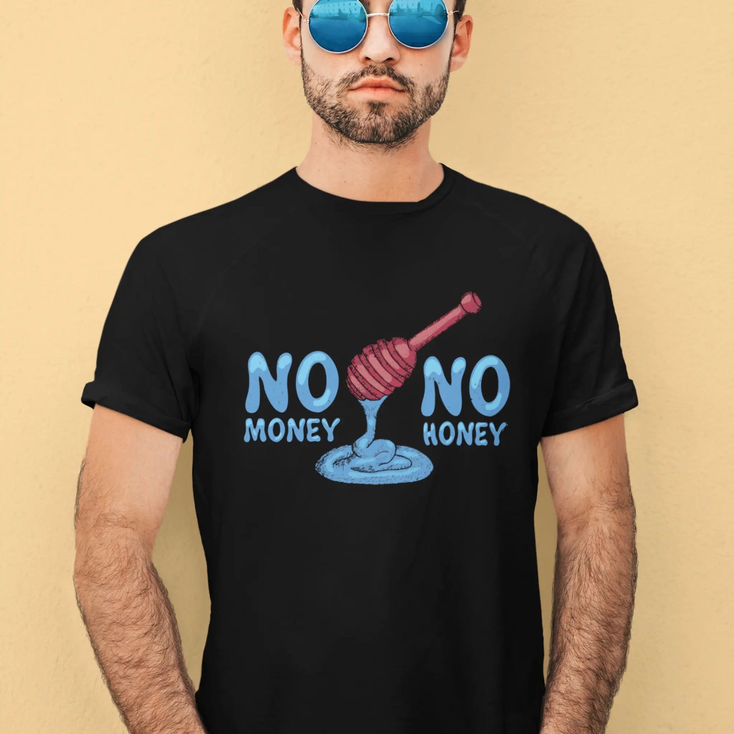 Black streetwear t-shirt featuring the sharp and stylish "No Money No Honey" graphic logo with bold attitude. — Μαύρο streetwear t-shirt που παρουσιάζει το κοφτερό και στυλάτο γραφικό λογότυπο "No Money No Honey" με bold attitude