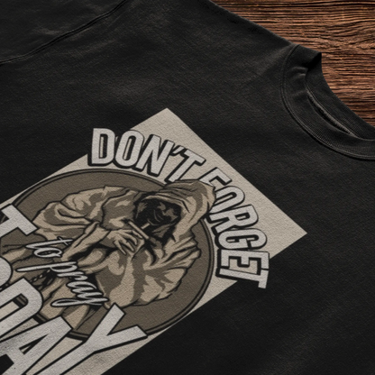 Black streetwear t-shirt featuring the vintage Don't Forget to Pray Today hooded monk graphic. — Μαύρο streetwear t-shirt που παρουσιάζει το vintage γραφικό Don't Forget to Pray Today με τον μοναχό με κουκούλα