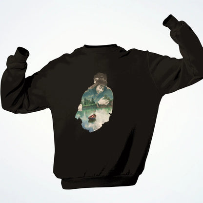 Black sweatshirt blending cinematic love and peaceful nature – Μαύρο φούτερ που ενώνει κινηματογραφικό έρωτα και ήρεμη φύση.