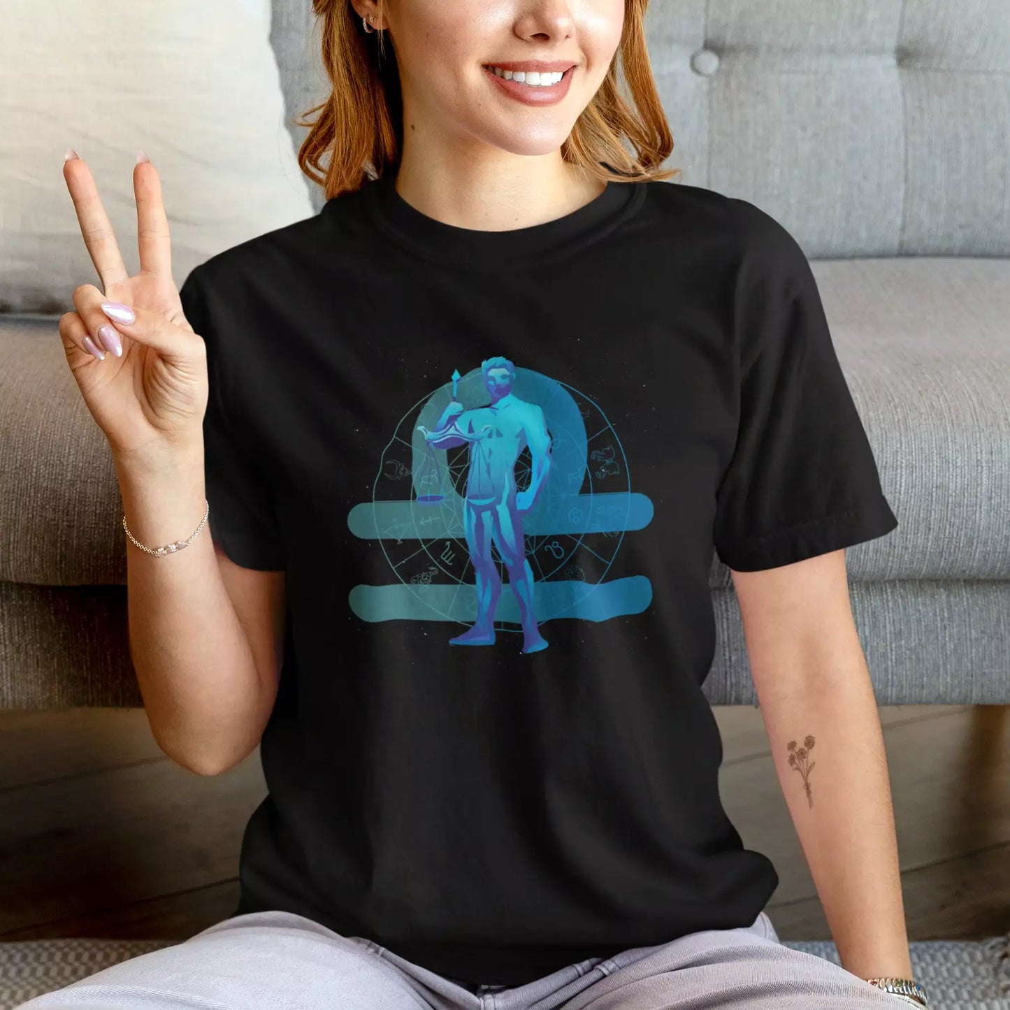 Black t-shirt featuring a Libra zodiac scales motif, perfect for astrology enthusiasts – Μαύρο μπλουζάκι με μοτίβο ζυγαριάς του Ζυγού, ιδανικό για λάτρεις της αστρολογίας.