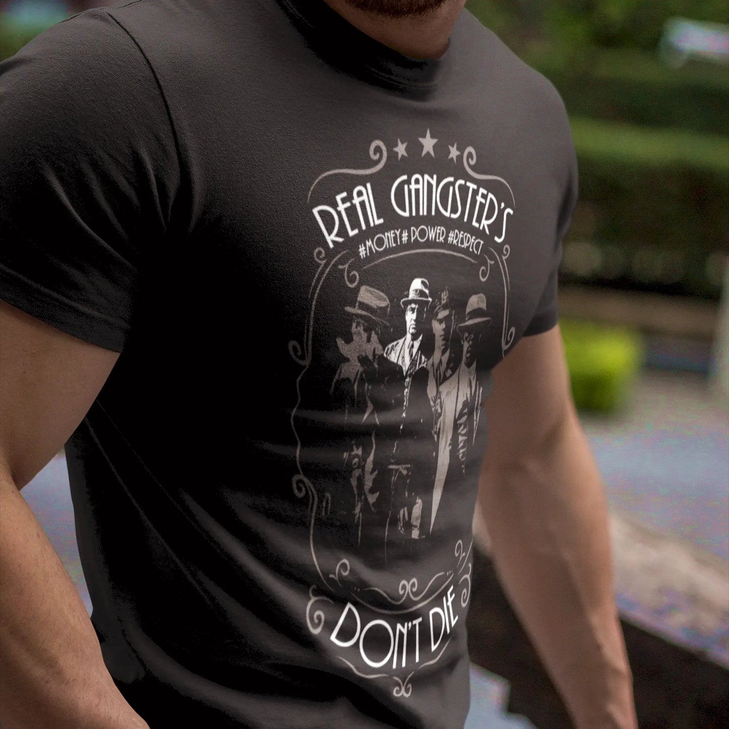 Black t-shirt featuring iconic mobsters under the phrase Real Gangsters Don't Die – Μαύρο μπλουζάκι με εμβληματικές μορφές μαφιόζων και σύνθημα Οι πραγματικοί γκάνγκστερ δεν πεθαίνουν