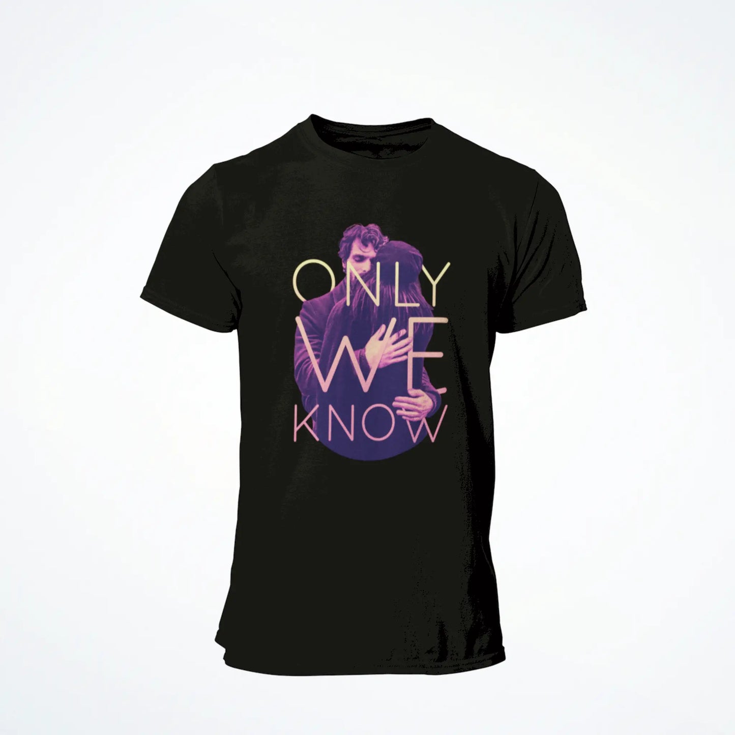 Black t-shirt featuring intimate couple embrace celebrating love only they understand - Μαύρο μπλουζάκι με οικεία αγκαλιά ζευγαριού που γιορτάζει αγάπη που μόνο αυτοί καταλαβαίνουν