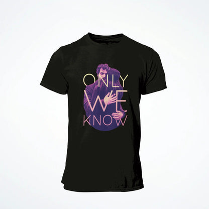 Black t-shirt featuring intimate couple embrace celebrating love only they understand - Μαύρο μπλουζάκι με οικεία αγκαλιά ζευγαριού που γιορτάζει αγάπη που μόνο αυτοί καταλαβαίνουν