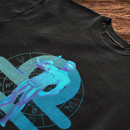 Black t-shirt presenting the Libra zodiac symbol alongside a refined scales design – Μαύρο μπλουζάκι που παρουσιάζει το αστρολογικό σύμβολο του Ζυγού δίπλα σε μια εκλεπτυσμένη ζυγαριά.