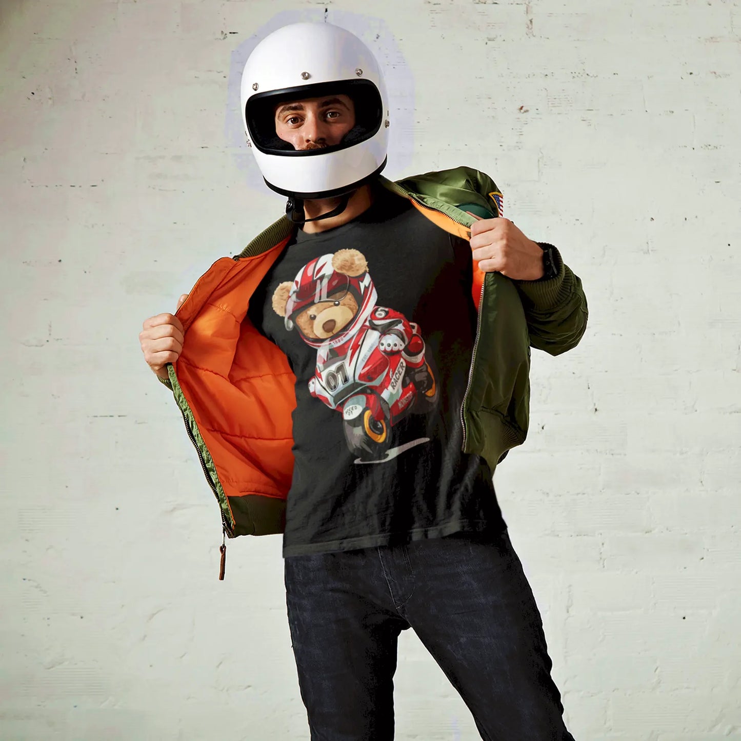 Black t-shirt showcasing a sleek racer teddy bear graphic – Μαύρη μπλούζα με κομψό σχέδιο αρκουδάκι αγωνιστής.