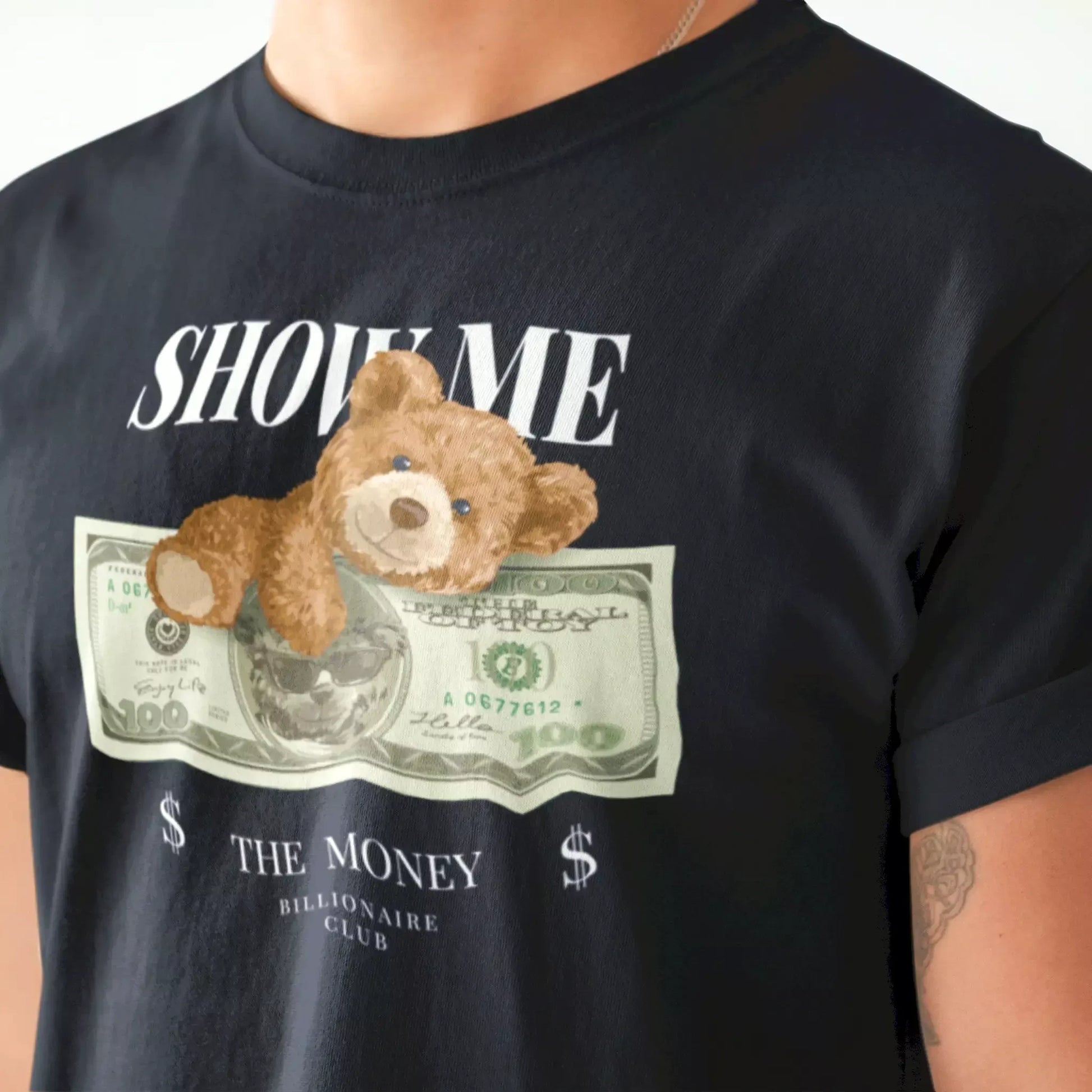 Black t-shirt with flashy teddy bear holding cash and posing in luxury vibe – Μαύρο t-shirt με εντυπωσιακό αρκουδάκι που κρατά χρήματα και ποζάρει με αέρα πολυτέλειας