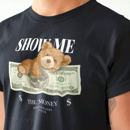 Black t-shirt with flashy teddy bear holding cash and posing in luxury vibe – Μαύρο t-shirt με εντυπωσιακό αρκουδάκι που κρατά χρήματα και ποζάρει με αέρα πολυτέλειας