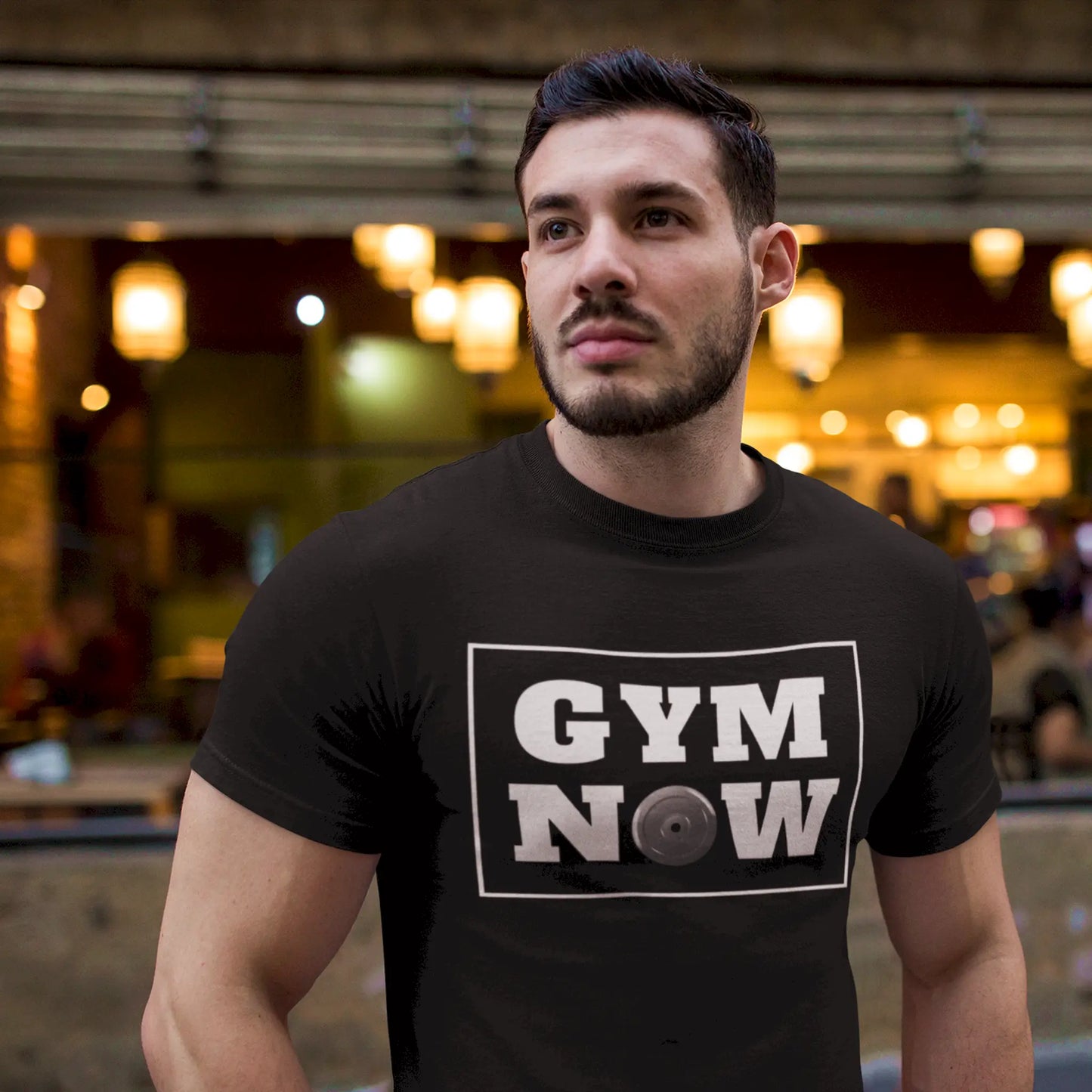 Black t-shirt with impactful Gym Now emblem and powerful visual contrast – Μαύρο t-shirt με εντυπωσιακό έμβλημα Gym Now και ισχυρή οπτική αντίθεση