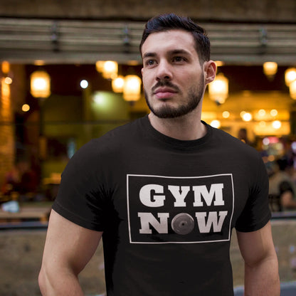 Black t-shirt with impactful Gym Now emblem and powerful visual contrast – Μαύρο t-shirt με εντυπωσιακό έμβλημα Gym Now και ισχυρή οπτική αντίθεση