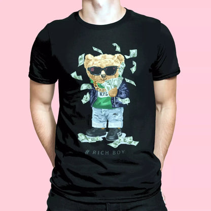 Black t-shirt with teddy wearing shades and throwing cash, built for urban royalty – Μαύρο t-shirt με αρκουδάκι που φορά γυαλιά και πετάει χρήματα, για αστικό στυλ βασιλιά