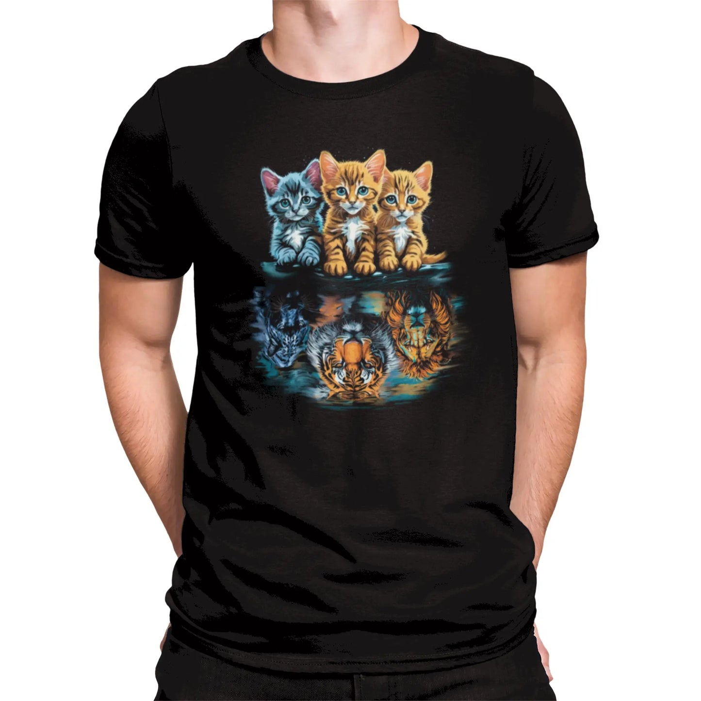 Black tee with kitten reflections as lion, tiger, and leopard – Μαύρο μπλουζάκι που δείχνει γατάκια να αντικατοπτρίζονται σε άγρια αιλουροειδή.