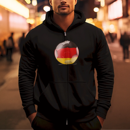 Black zip hoodie with sharp Germany flag ball design – modern and strong.
Μαύρο zip hoodie με κοφτερό σχέδιο μπάλας σημαίας Γερμανίας – μοντέρνο και δυνατό.