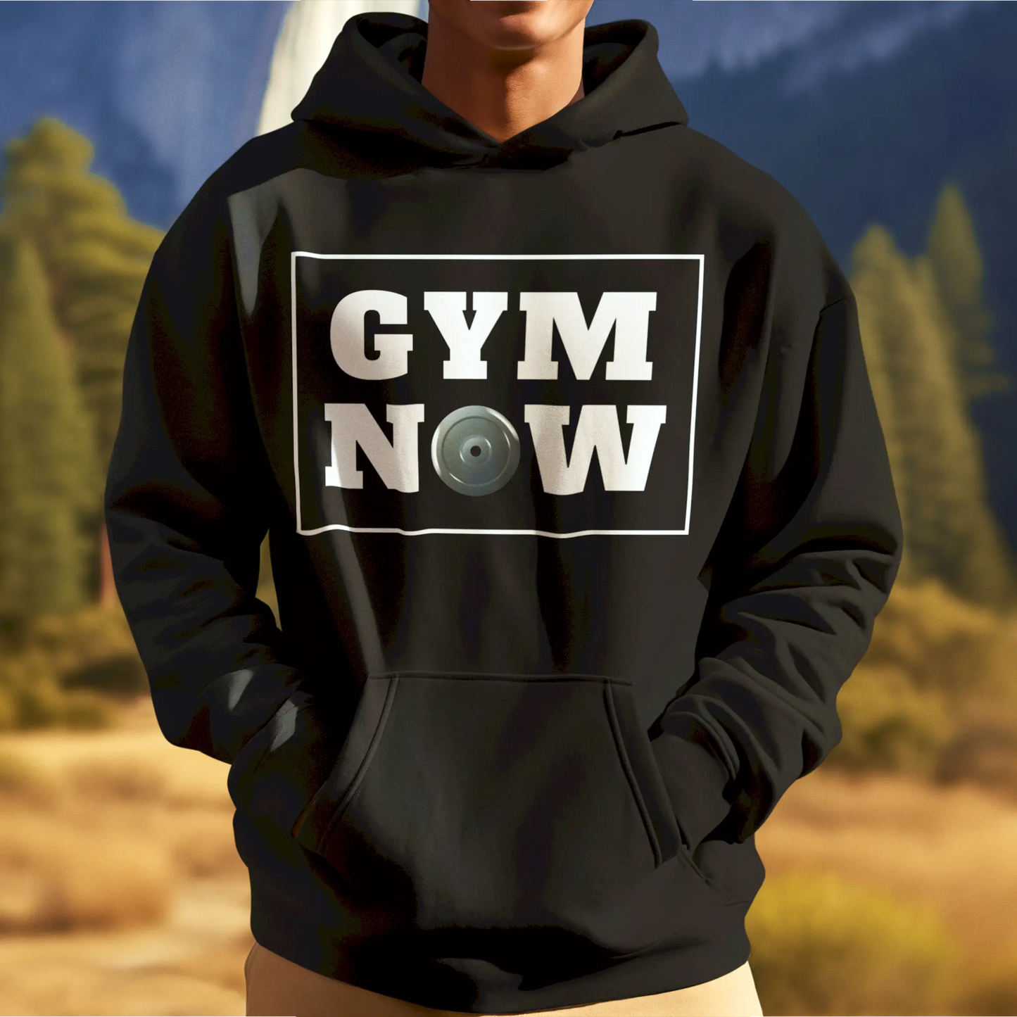 Bold Black Gym Now slogan hoodie with weight plate graphic integrated into the text – Μαύρο Hoodie με τολμηρό σύνθημα Gym Now και γραφικό δίσκου ενσωματωμένο στο κείμενο