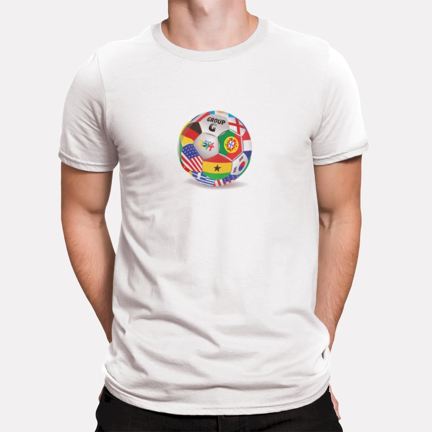 Bold Group G World Cup design printed on a white t-shirt, featuring iconic flags like Greece, Germany, and USA. | Έντονο σχέδιο του Ομίλου G πάνω σε λευκό t-shirt με εμβληματικές σημαίες όπως της Ελλάδας, της Γερμανίας και των ΗΠΑ.
