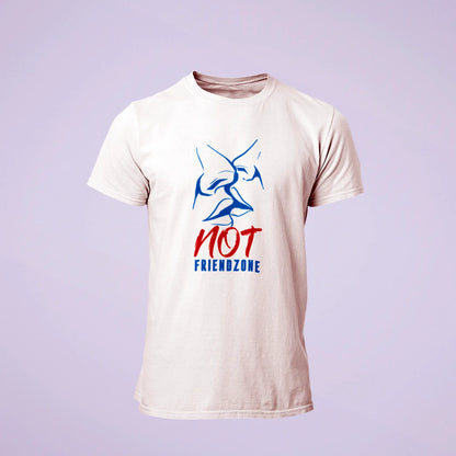 Bold 'Not Friendzone' kiss design printed on a white t-shirt – Έντονο σχέδιο φιλιού 'Not Friendzone' σε λευκό μπλουζάκι.