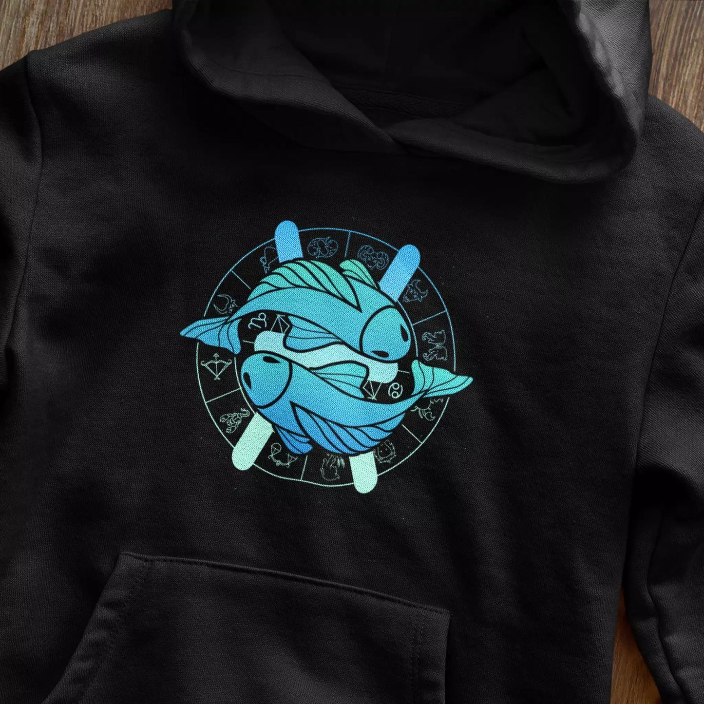 Bold Pisces zodiac print for astrology lovers on black hoodie – Έντονο print Ιχθύ για λάτρεις αστρολογίας σε μαύρη κουκούλα.