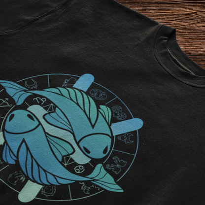 Bold Pisces zodiac print on black tee with celestial vibes – Δυνατό print Ιχθύ ζωδίου σε μαύρο μπλουζάκι με ουράνια αίσθηση.