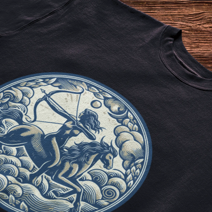 Bold Sagittarius centaur design on a black t-shirt, where the contrast highlights the mythical strength of the archer.” – «Εντυπωσιακό σχέδιο Τοξότη με κένταυρο σε μαύρο t-shirt, όπου η αντίθεση αναδεικνύει τη μυθική δύναμη του τοξότη