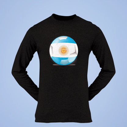 Bold black long sleeve with Argentina flag-inspired soccer print – Έντονο μαύρο μακρυμάνικο με σχέδιο εμπνευσμένο από τη σημαία της Αργεντινής
