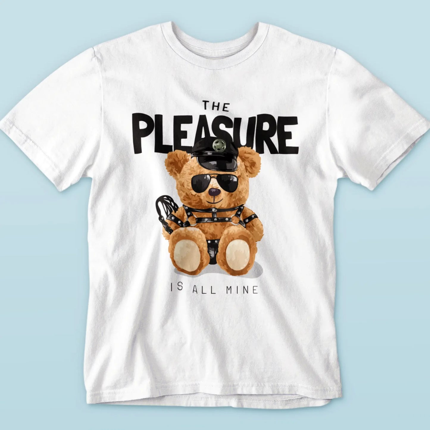 Bold teddy design with dominant look printed on white tee – Τολμηρό σχέδιο teddy με δυναμική στάση σε λευκή μπλούζα.