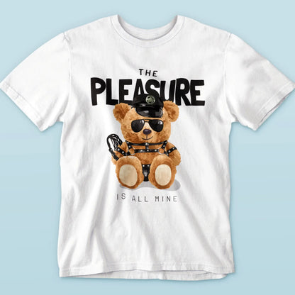 Bold teddy design with dominant look printed on white tee – Τολμηρό σχέδιο teddy με δυναμική στάση σε λευκή μπλούζα.