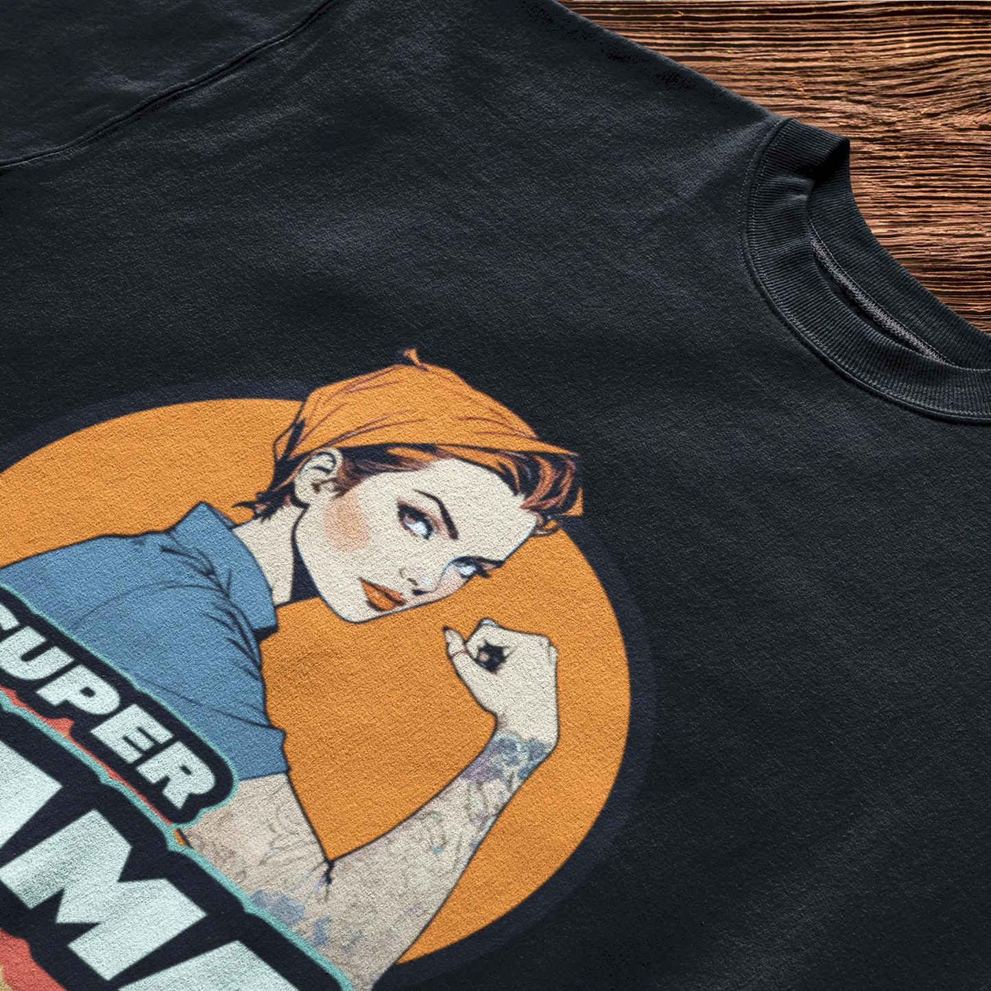 Bold typography celebrates maternal strength through retro pin-up aesthetic on premium black shirt - Τολμηρή τυπογραφία απεικονίζει τη μητρική δύναμη μέσα από vintage pin-up αισθητική σε premium μαύρη μπλούζα