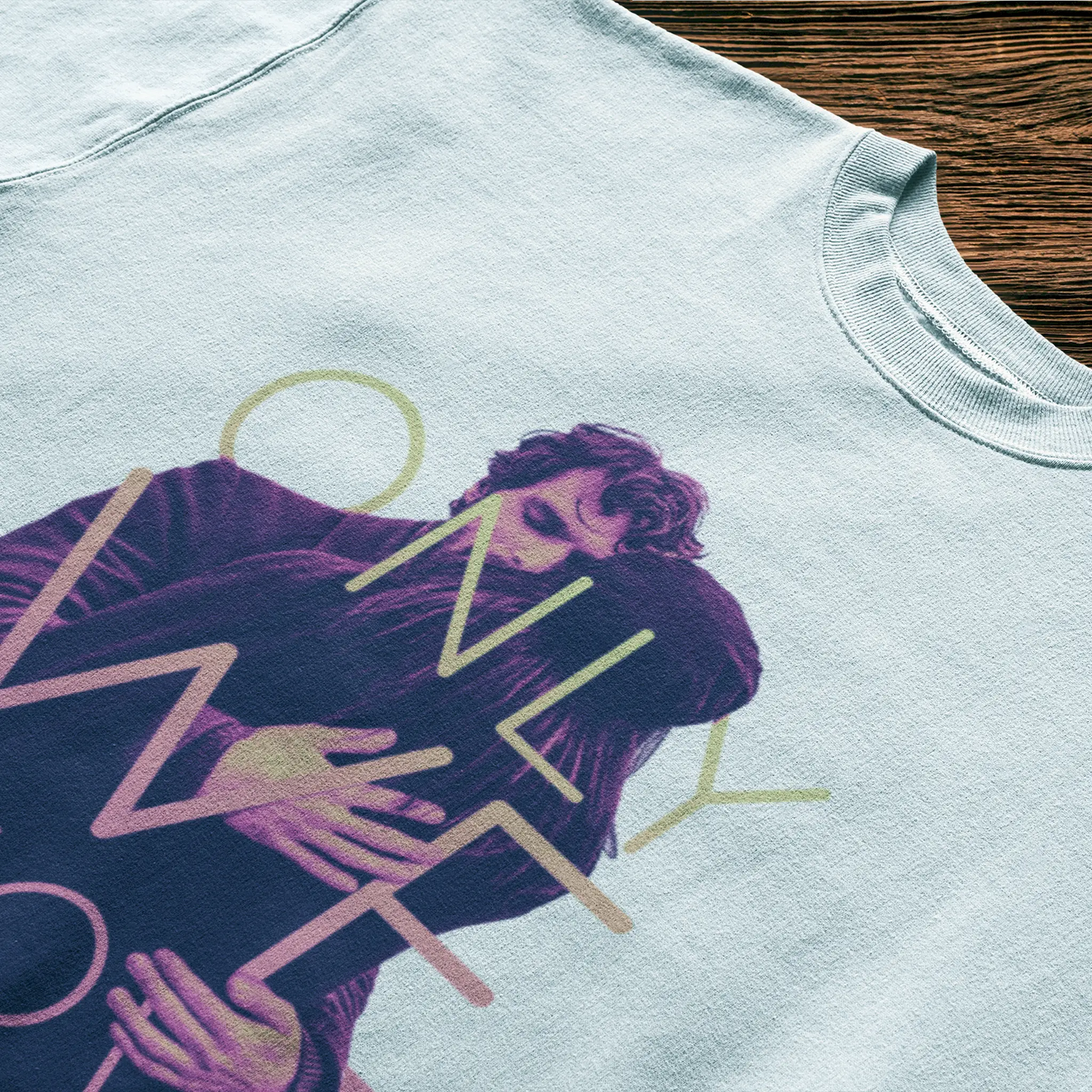 Bright white t-shirt honoring sacred space couples create for their deepest feelings - Φωτεινό λευκό μπλουζάκι που τιμά τον ιερό χώρο που δημιουργούν ζευγάρια για τα βαθύτερα συναισθήματα
