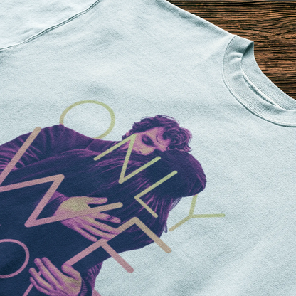 Bright white t-shirt honoring sacred space couples create for their deepest feelings - Φωτεινό λευκό μπλουζάκι που τιμά τον ιερό χώρο που δημιουργούν ζευγάρια για τα βαθύτερα συναισθήματα