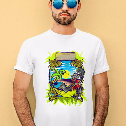 Bright white tee showcasing a vibrant and artistic graffiti ape design. — Φωτεινό λευκό t-shirt που αναδεικνύει ένα ζωντανό και καλλιτεχνικό σχέδιο πιθήκου με graffiti