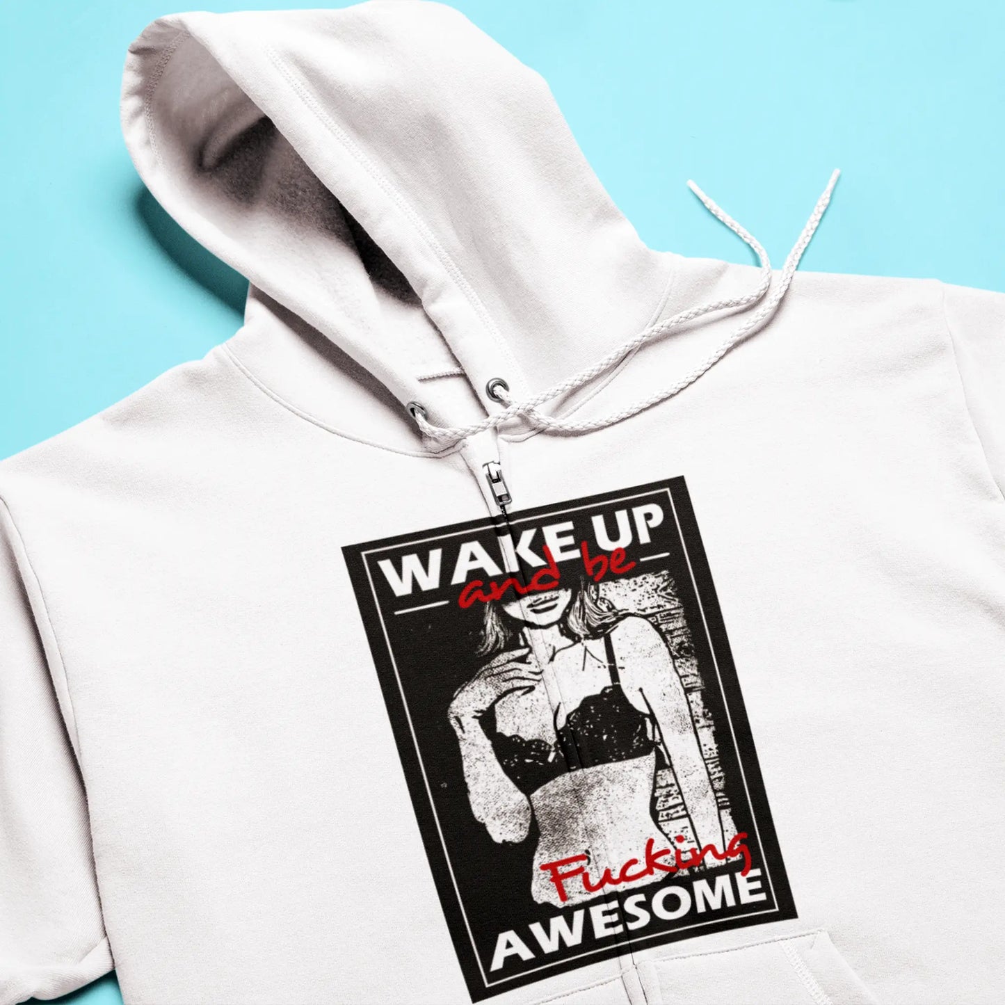 Casual growth-themed print aligned on crisp white zip hoodie – Casual print εξέλιξης τοποθετημένο σε καθαρή λευκή ζακέτα hoodie.