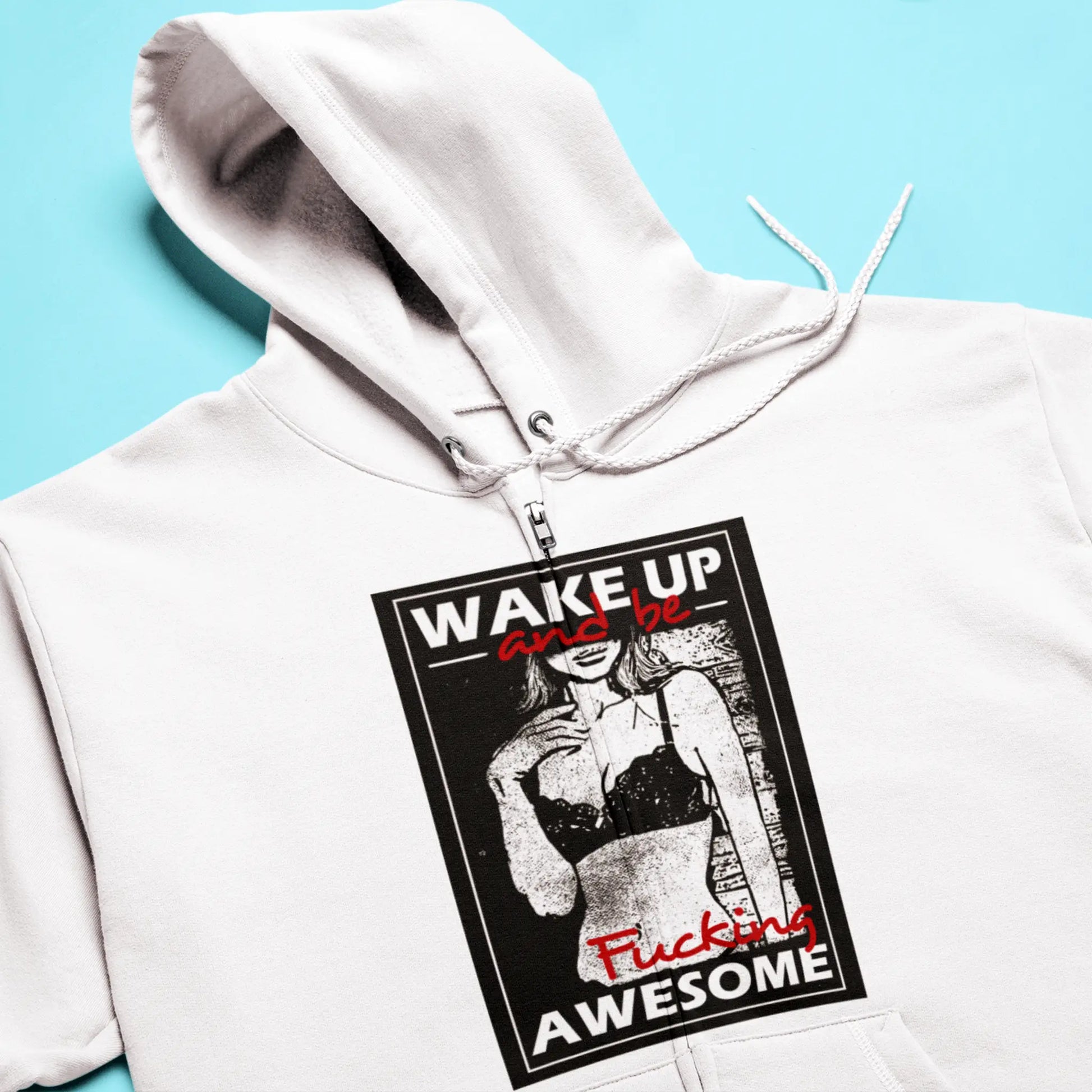 Casual growth-themed print aligned on crisp white zip hoodie – Casual print εξέλιξης τοποθετημένο σε καθαρή λευκή ζακέτα hoodie.