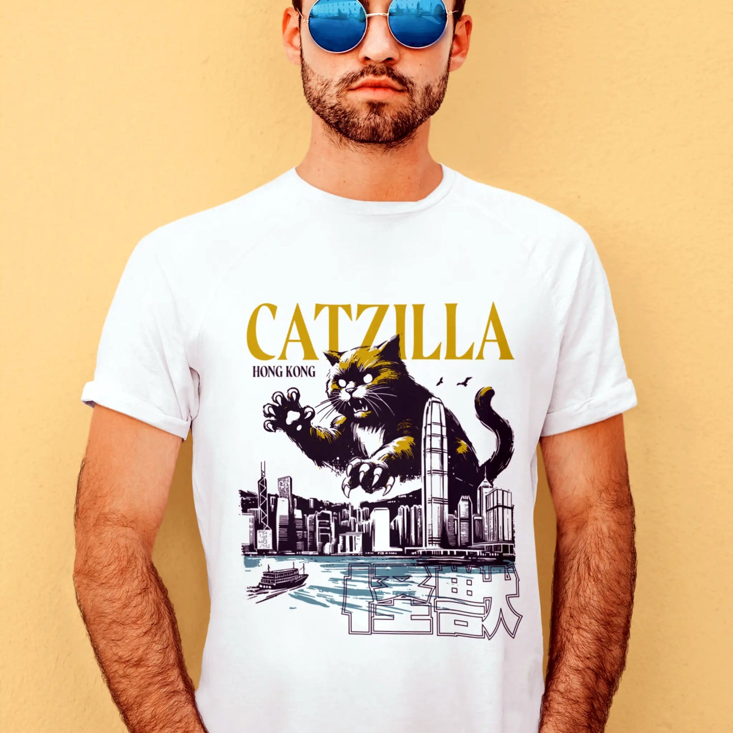 Catzilla giant cat monster white t-shirt with Hong Kong skyscrapers and vintage poster design - Catzilla γιγάντια γάτα τέρας λευκό t-shirt με Χονγκ Κονγκ ουρανοξύστες και vintage poster σχέδιο