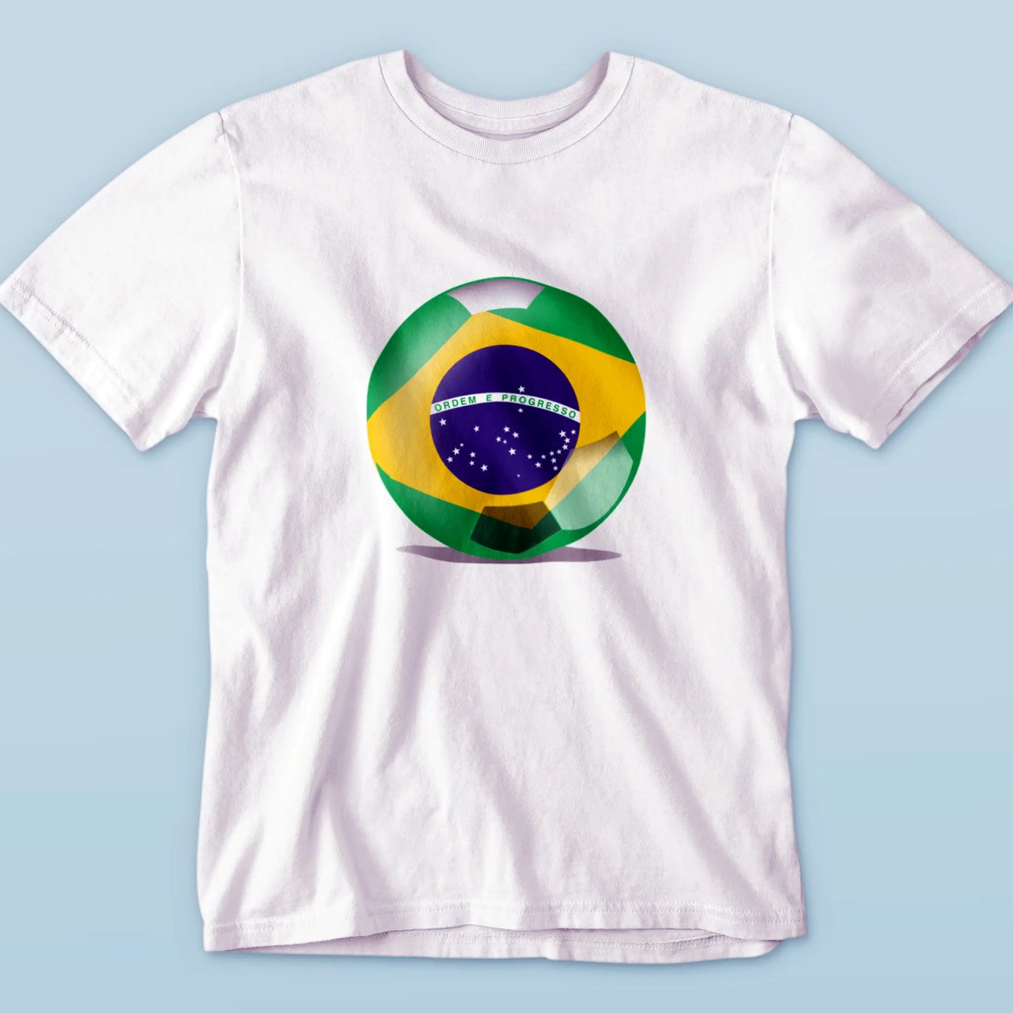 Celebrate Brazilian energy with this white football tee masterpiece – Γιόρτασε τη βραζιλιάνικη ενέργεια με αυτό το αριστούργημα πάνω σε λευκό ποδοσφαιρικό μπλουζάκι