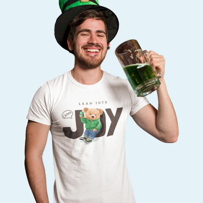 Cheerful teddy in green hoodie and beer on white t-shirt – Αρκουδάκι σε λευκό μπλουζάκι με ποπ εμφάνιση και μπύρα.