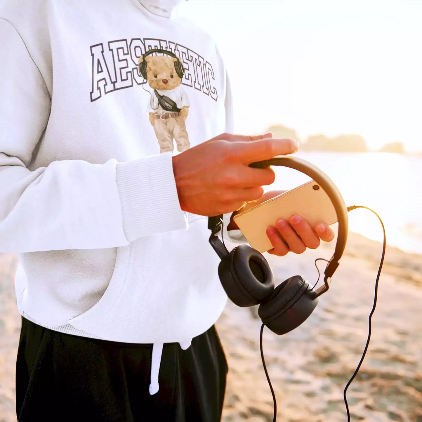 Chill bear illustration with black bag on white hoodie – Αρκούδι με μαύρο τσαντάκι σε λευκό hoodie.