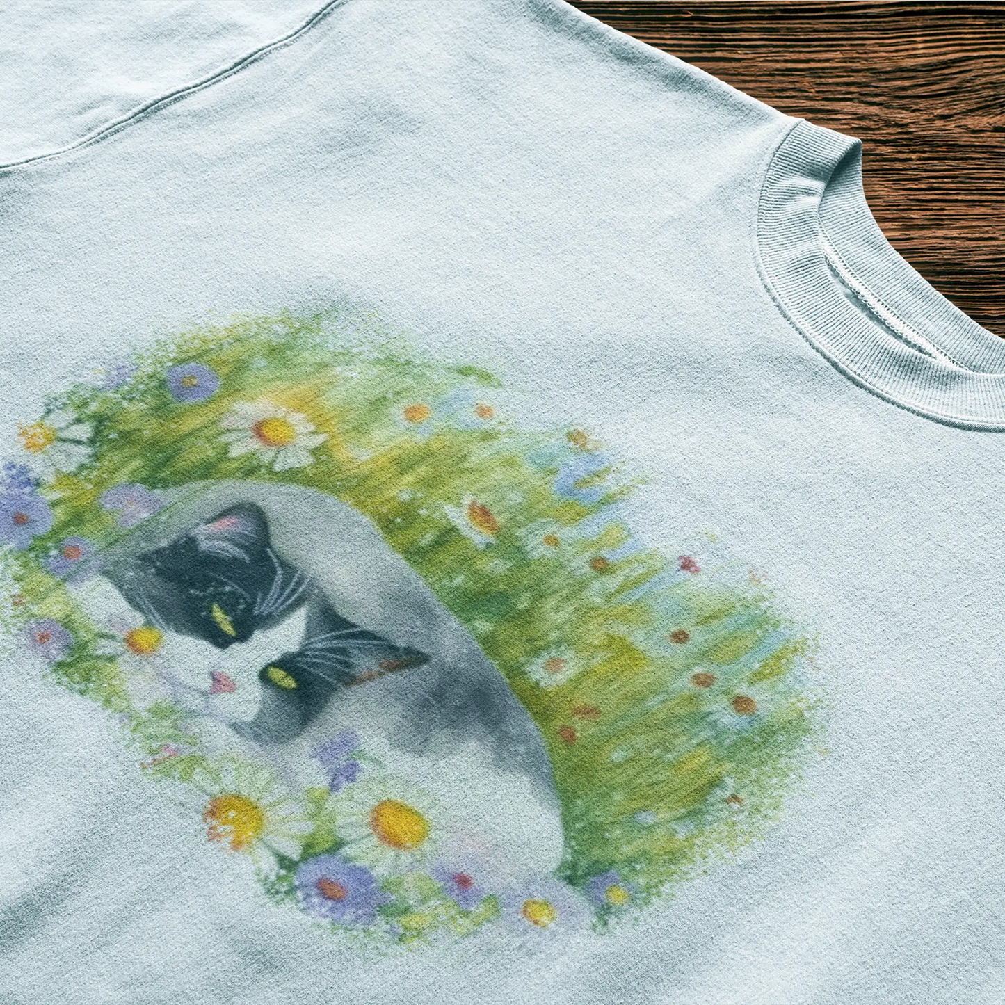 Classic white tee showcasing adorable sleeping cat in dreamy meadow with beautiful floral details - Κλασικό λευκό μπλουζάκι που παρουσιάζει αξιαγάπητη κοιμώμενη γάτα σε ονειρικό λιβάδι